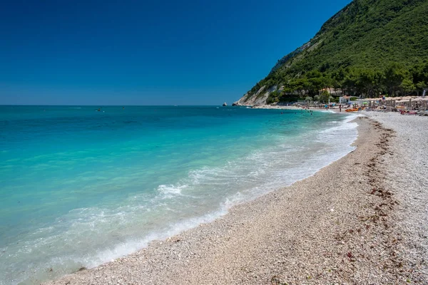 Portonovo Körfezi 'nin arka planında Conero Dağı ile güzel bir yaz günü