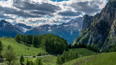 Friuli-Venezia Giulia Alplerinde güneşli bir gün, İtalya