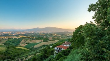 Acquaviva Picena köyünden Marche 'ın tarlalarında gün batımı