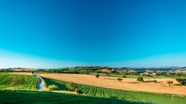 Numana köyünden Marş 'ın tarlalarında gün doğumu