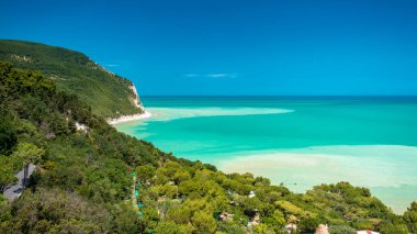 Fırtınadan sonra güneş Conero, Marche Bölgesi, İtalya 'ya dönüyor.