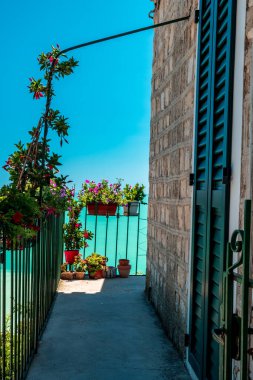 Fırtınadan sonra güneş Conero, Marche Bölgesi, İtalya 'ya dönüyor.