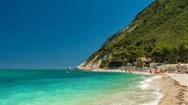 Portonovo Körfezi 'nin arka planında Conero Dağı ile güzel bir yaz günü