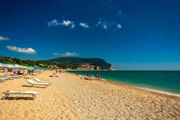 Praia Numana Com Monte Conero Segundo Plano Belo Dia Verão — Fotografia de Stock