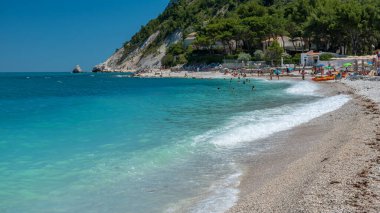 Portonovo Körfezi 'nin arka planında Conero Dağı ile güzel bir yaz günü