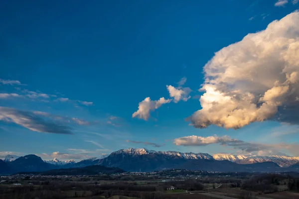 Sol Detrás Las Nubes Sobre Campo Udine Friuli Venezia Giulia —  Fotos de Stock