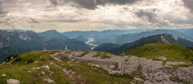 İtalya 'nın Friuli-Venezia Giulia dağlarında Temmuz bulutlu bir gün