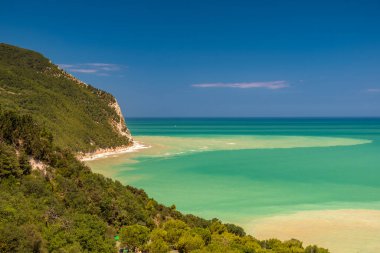 Fırtınadan sonra güneş Conero, Marche Bölgesi, İtalya 'ya dönüyor.