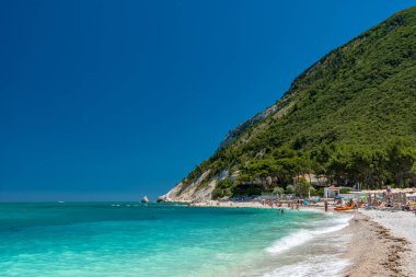 Portonovo Körfezi 'nin arka planında Conero Dağı ile güzel bir yaz günü
