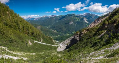 Dolomiti Friulane Parkı, Friuli-Venezia Giulia, İtalya 'da güneşli bir gün.