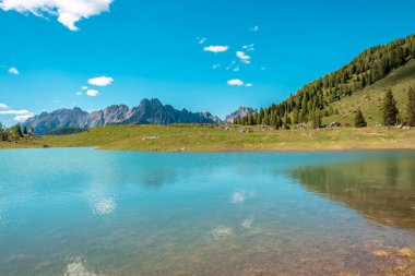 Friuli-Venezia Giulia, İtalya 'daki gölde güneşli bir gün.