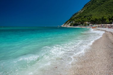 Portonovo Körfezi 'nin arka planında Conero Dağı ile güzel bir yaz günü