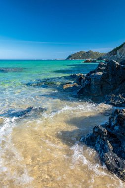 Cala Monte Turno 'da yaz günü, Sardegna' nın güneydoğusunda güzel bir körfez.
