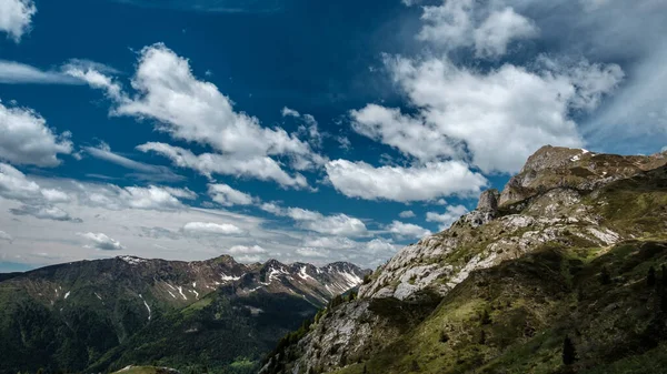 Friuli-Venezia Giulia Alplerinde güneşli bir gün, İtalya