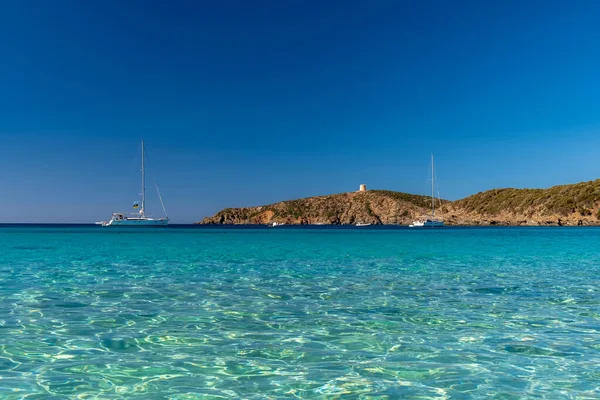 Turredda sahilinde yaz günü, Sardegna 'nın güneyinde güzel bir kumlu körfez.