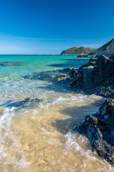 Cala Monte Turno 'da yaz günü, Sardegna' nın güneydoğusunda güzel bir körfez.