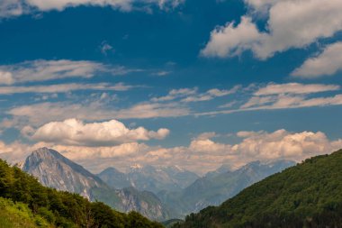 Carnic Alplerindeki bir dağın tepesine ulaşan Friuli-Venezia Giulia, İtalya