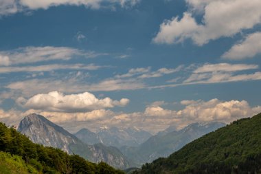 Carnic Alplerindeki bir dağın tepesine ulaşan Friuli-Venezia Giulia, İtalya