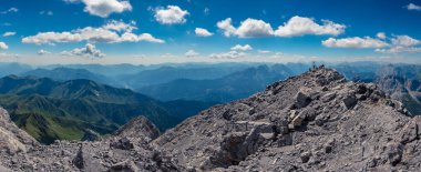 Friuli-Venezia Giulia 'nın en yüksek dağında güneşli bir yaz günü. M. Coglians.