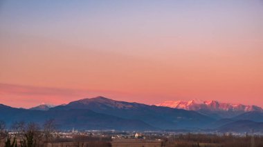 Güneş Friuli Venezia-Giulia üzüm bağlarından batıyor.