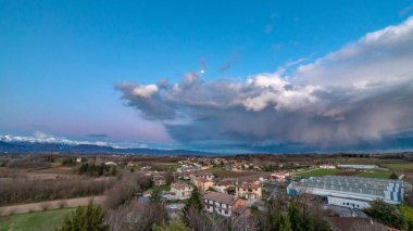 Güneş bulutların ardında Udine, Friuli-Venezia Giulia, İtalya kırsalında ilerliyor.