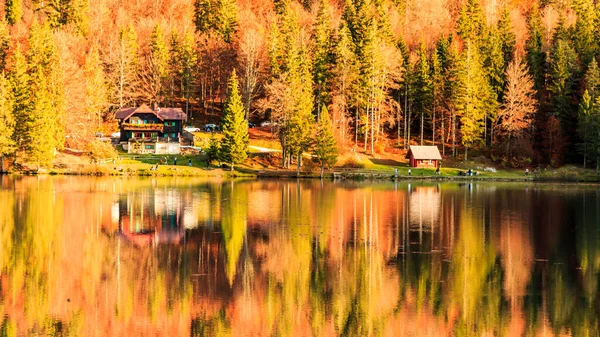 Октябрьский День Озере Яркой Осенью — стоковое фото
