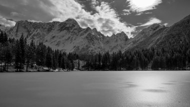 İtalyan Alplerinde Mangart Dağı 'nın önünde gün batımı