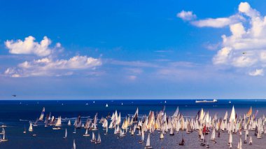 2100 'den fazla teknesi olan dünyanın en büyük yelkenlilerinden biri olan Barcolana.