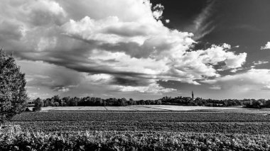 Collio 'da günbatımı, iyi bir şarap üretimiyle bilinen bir yer, Friuli, İtalya