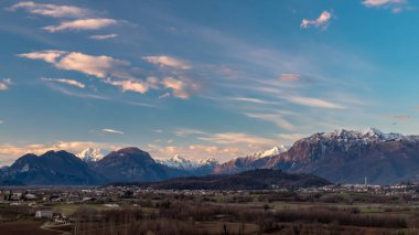 Güneş bulutların ardında Udine, Friuli-Venezia Giulia, İtalya kırsalında ilerliyor.