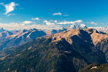 Renkli bir sonbahar döneminde, kırsal alplerde soğuk ama güneşli bir gün.