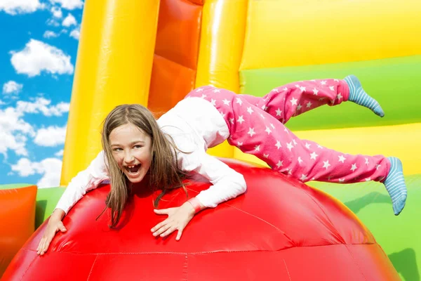 Feliz Niña Teniendo Montón Diversión Castillo Inflado Mientras Salta — Foto de Stock