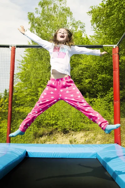 Gelukkig Meisje Hoog Springen Een Trampoline Een Zonnige Dag Buitenlucht — Stockfoto