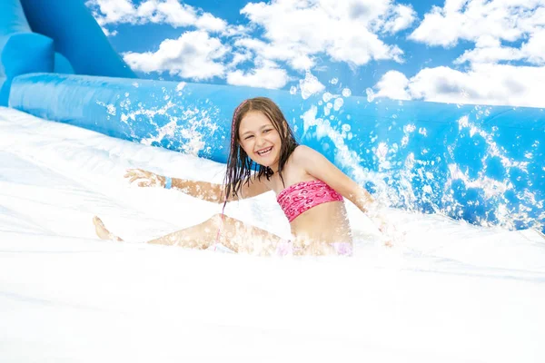 Chica Joven Tobogán Acuático Aquapark Vacaciones Verano — Foto de Stock