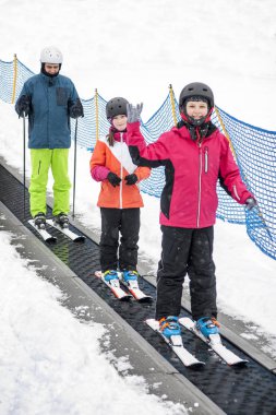 İki kız babası halı teleferik yamacında kadar gidiyor.
