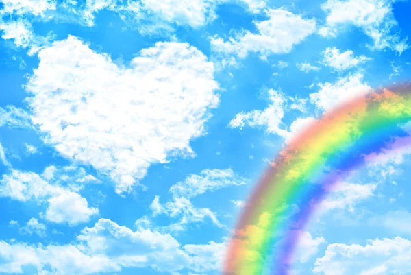 Hvide Skyer Blå Himmel Danner Hjerteform Med Regnbue Walentinsk Koncept - Stock-foto