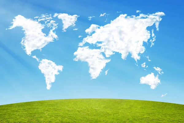 Nuvens Forma Mapa Mundo Sobre Campo Verde Raios Solares — Fotografia de Stock