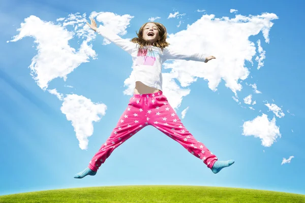 Счастливая Девушка Прыгает Высоко Зеленой Траве Против Облаков Форме Карты — стоковое фото