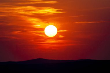 Güzel renkli günbatımı dramatik bulutlar ve güneş dağların üzerinden parlıyor. Hırvatistan'da vurdu.