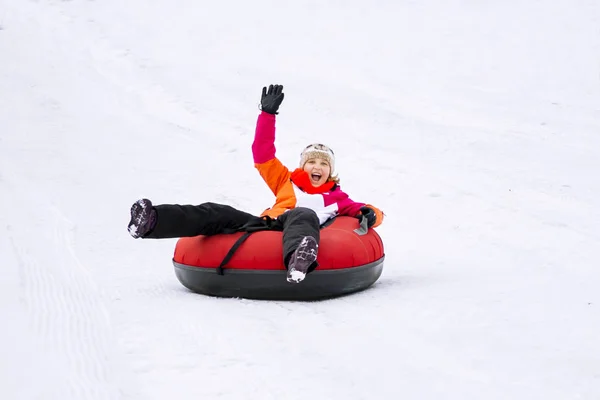 Niña Los Tubos Nieve Cuesta Abajo Día Invierno —  Fotos de Stock