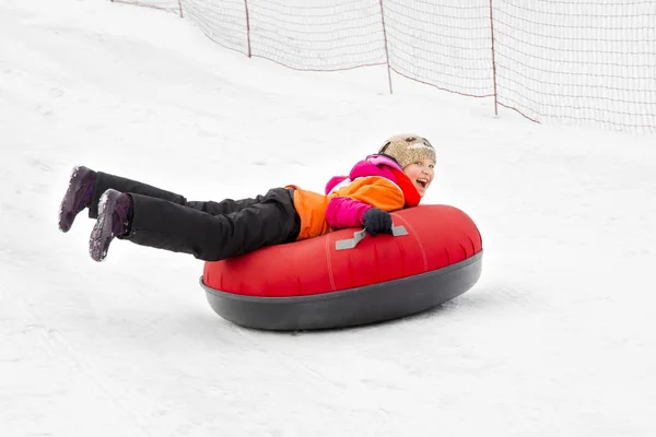 Niña Los Tubos Nieve Cuesta Abajo Día Invierno —  Fotos de Stock