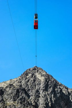 Tatranska Lomnica, Slovakya - 27 Ağustos 2018: Skalnate Pleso üzerinden teleferik Lomnicky tepeye kadar yüksek Tatra Dağları, Slovakya.