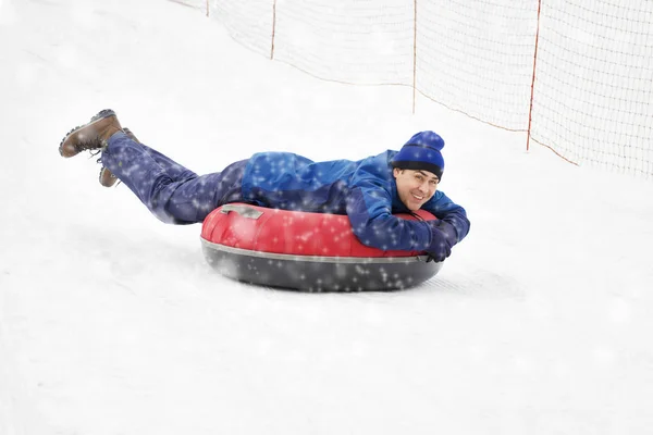 Hombre Feliz Deslizándose Por Tubo Nieve Invierno —  Fotos de Stock