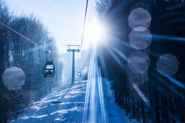 Szyndzielnia, Polonya - 5 Şubat 2019: Teleferik Szyndzielnia Beskidy Lehçe dağlarında kış için.