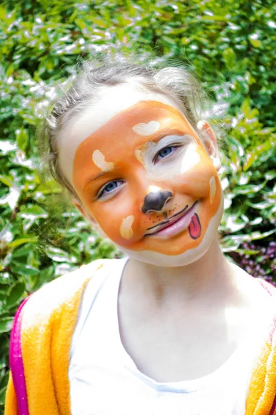 Κορίτσι με ζωγραφισμένο στο πρόσωπό — Φωτογραφία Αρχείου