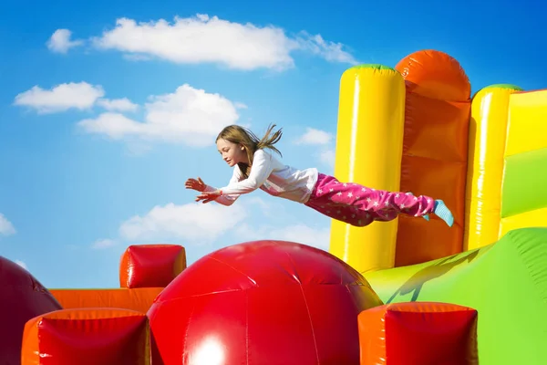 Menina saltando no castelo — Fotografia de Stock