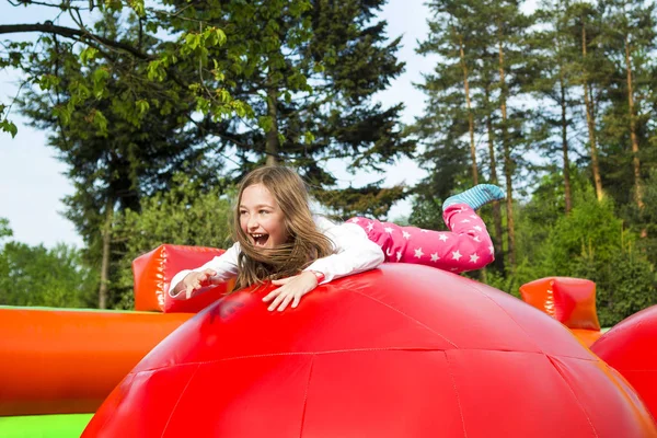 Menina feliz no castelo inflar — Fotografia de Stock