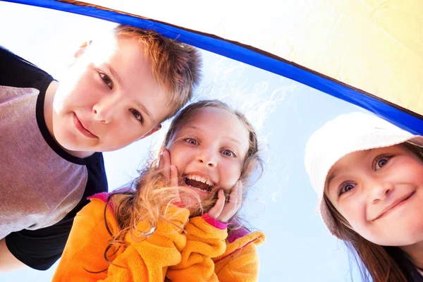 Niños felices sorprendidos mirando hacia abajo — Foto de Stock