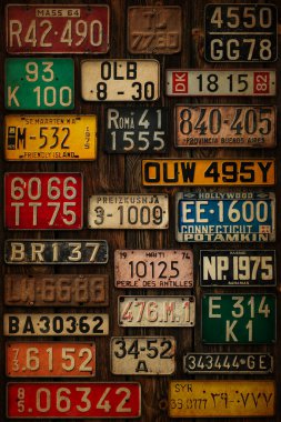 Ahşap duvarda çeşitli retro plakalar var..