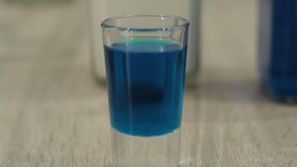 Man Tar Ett Glas Blå Likör Närbild Slow Motion — Stockvideo